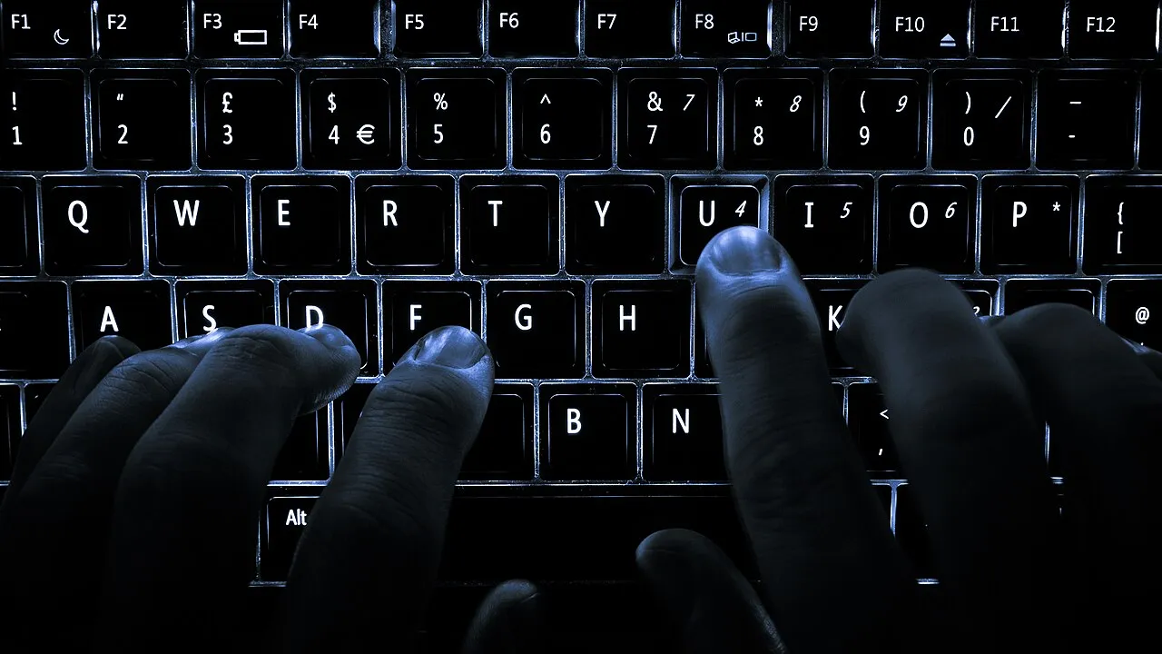 Teclado de computador iluminado en la oscuridad