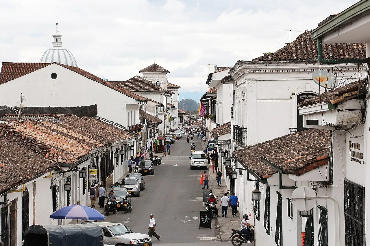 Calle 5 del centro histórico de Popayán, con casas blancas