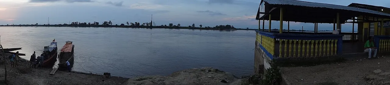 Muelle de lanchas sobre el río Magdalena en Magangué, Bolívar