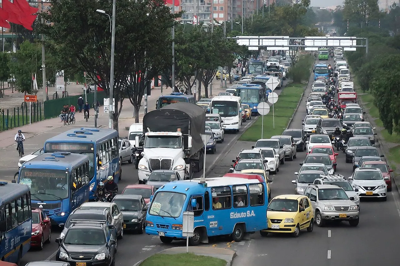 Trancón de buses y carros en una avenida de Bogotá