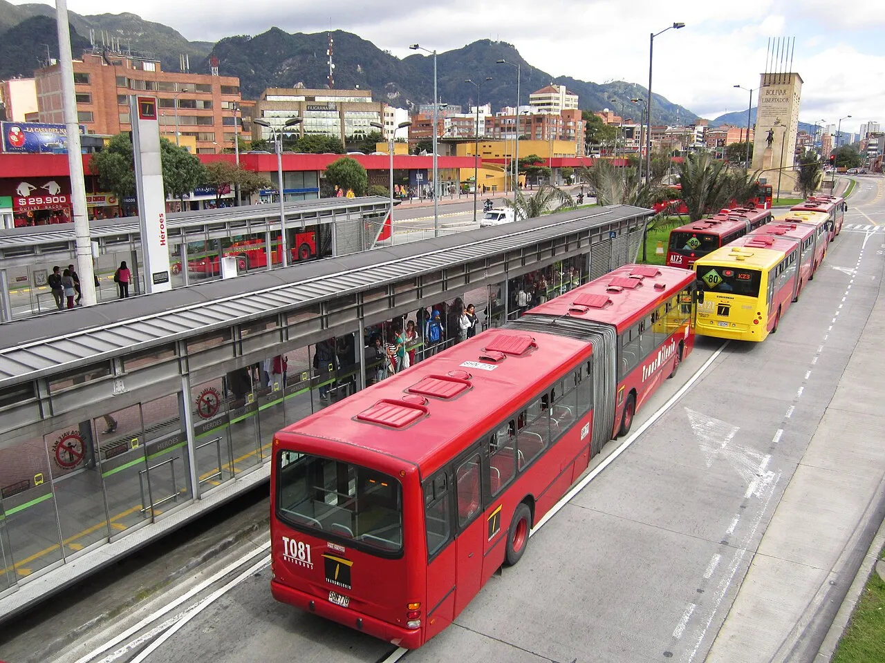 Estación de TransMilenio en la Autopista Norte de Bogotá