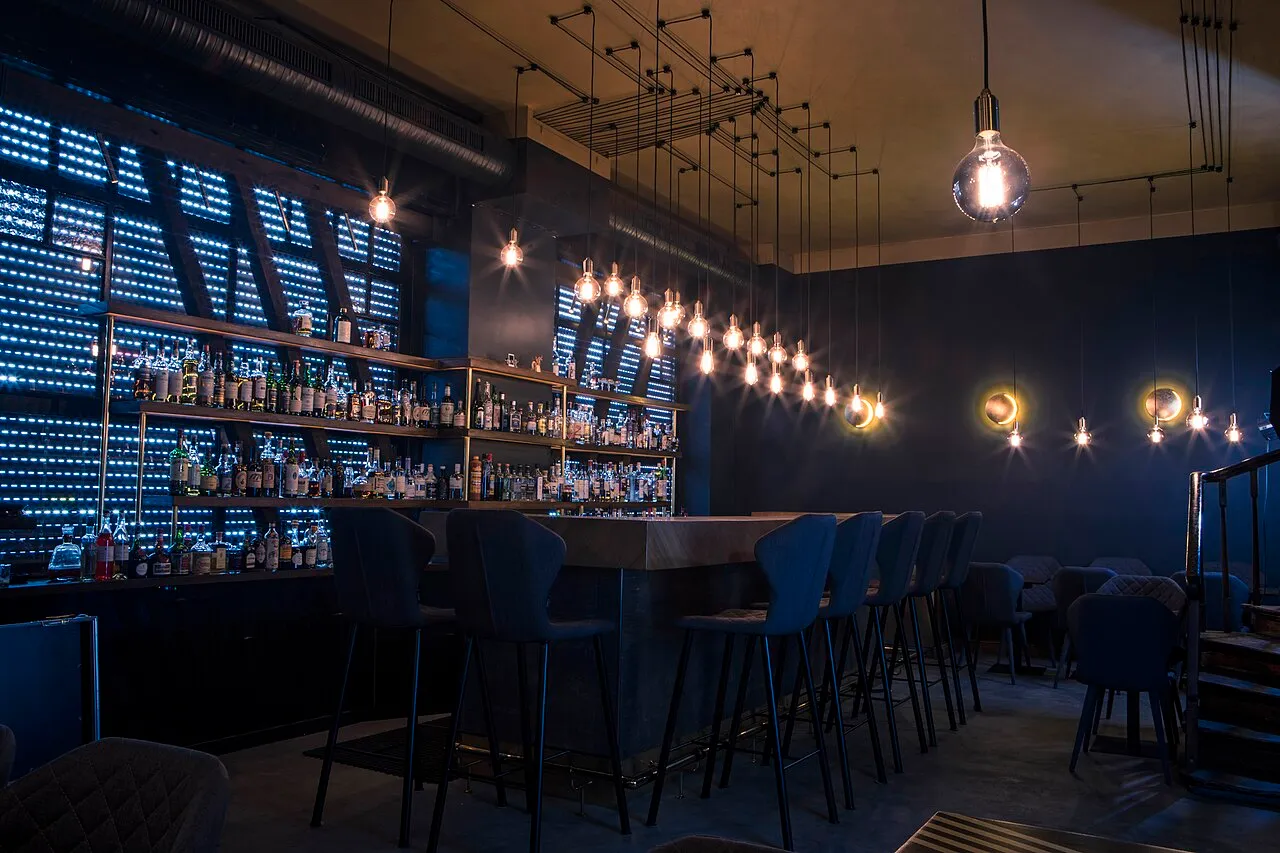 Barra de un bar con luz tenue en la noche