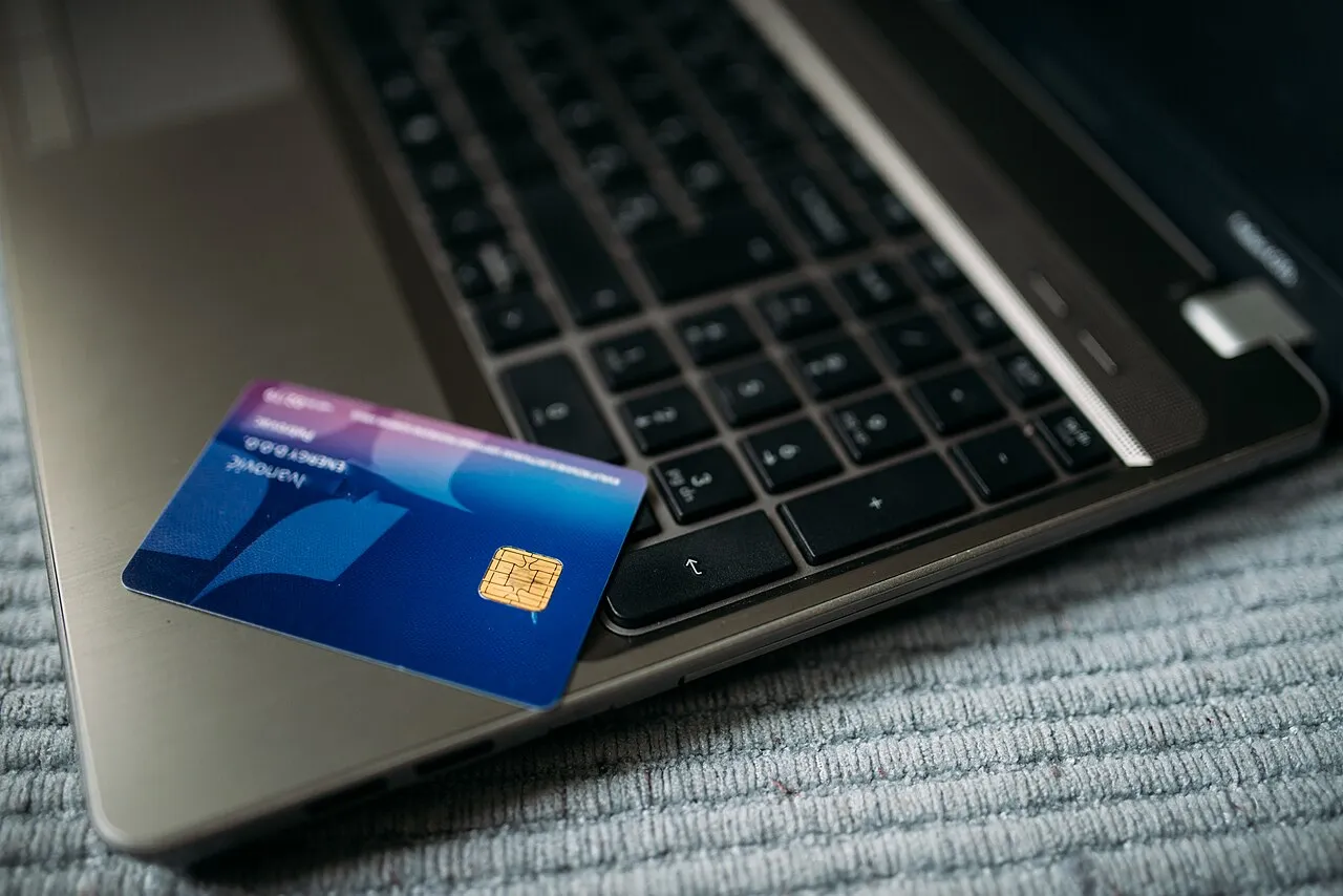 Tarjeta bancaria sobre el teclado de un portátil